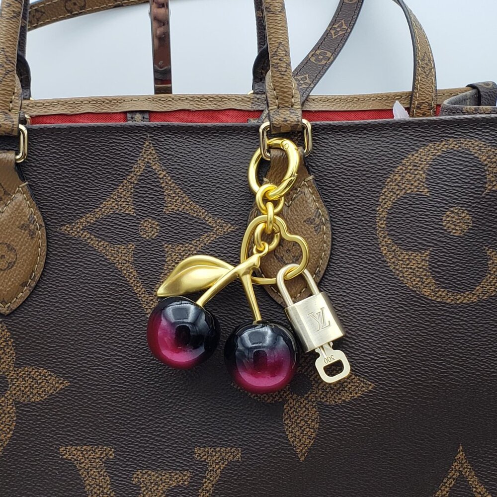 Authentic Louis Vuitton Gold Lock & Key ✨ Bag Charm Unbranded Apple Keychain - Picture 9 of 12